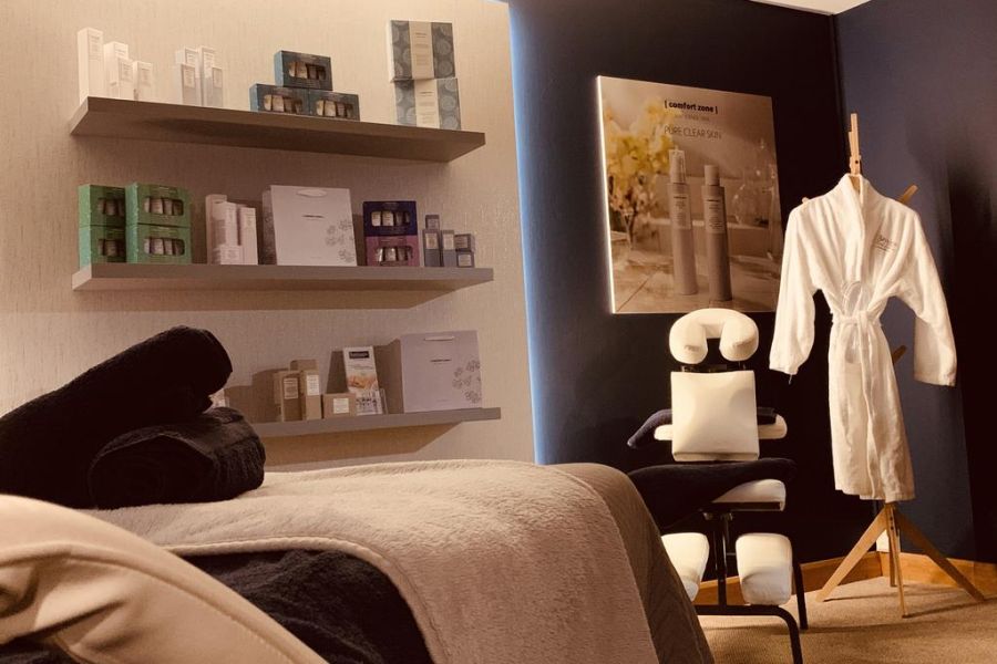 De spa ruimte van het Bayview Hotel in Bushmills met uitzicht op de behandeltafel