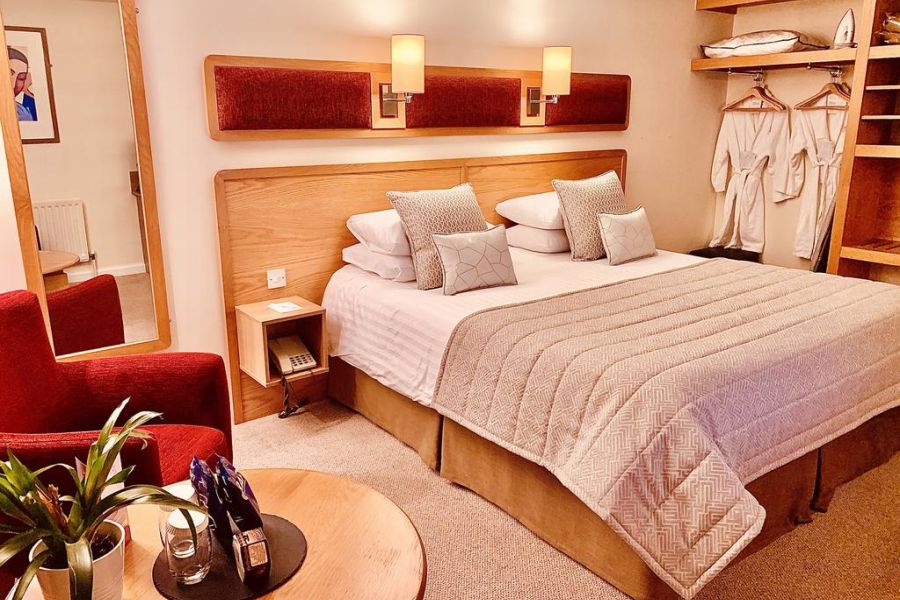 Een tweepersoonskamer in het Bayview Hotel in Bushmills met badjassen die in de kast hangen