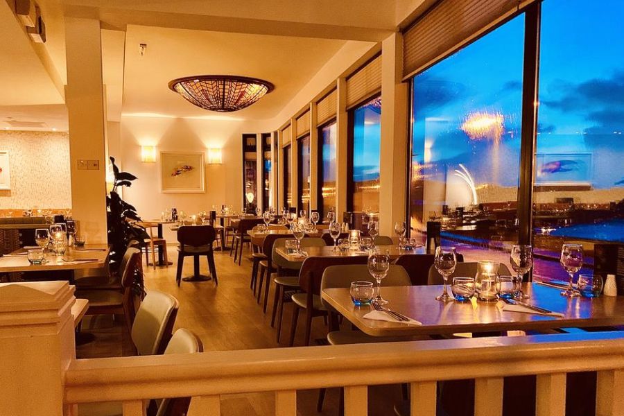 Het restaurant van het Bayview Hotel in Bushmills met de verlichting aan