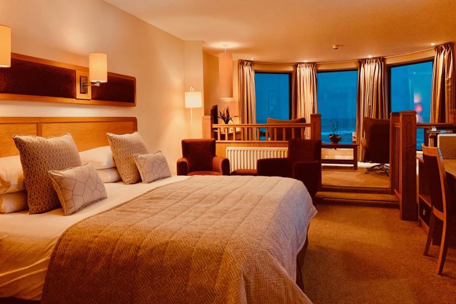 Een tweepersoonskamer in het Bayview Hotel in Bushmills met uitzicht op de oceaan