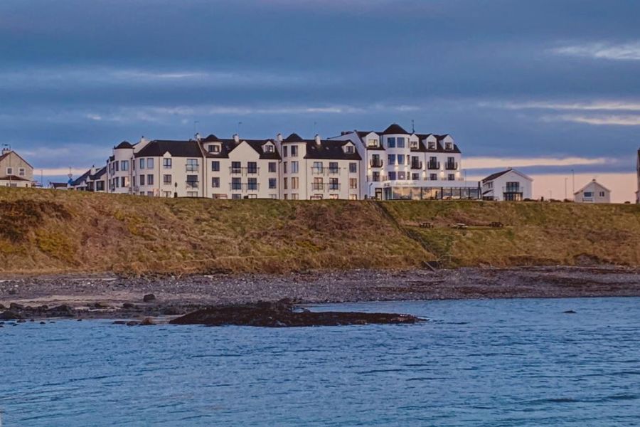 Het voorkant van het hotel vanaf het water is de foto genomen