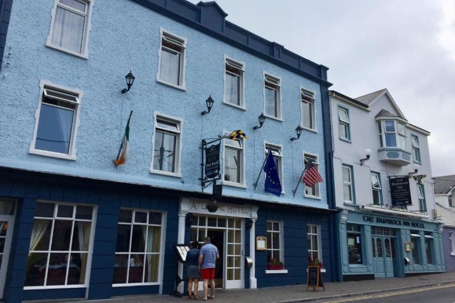 De blauwe voorgevel van het Atlantic Hotel Lahinch
