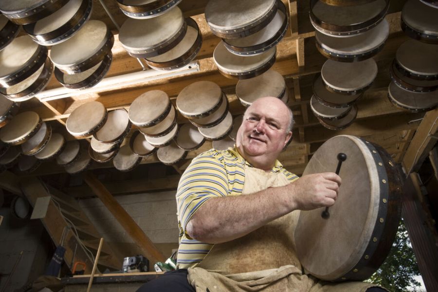 Roundstone bodhran maker autorondreis Ierland luxe