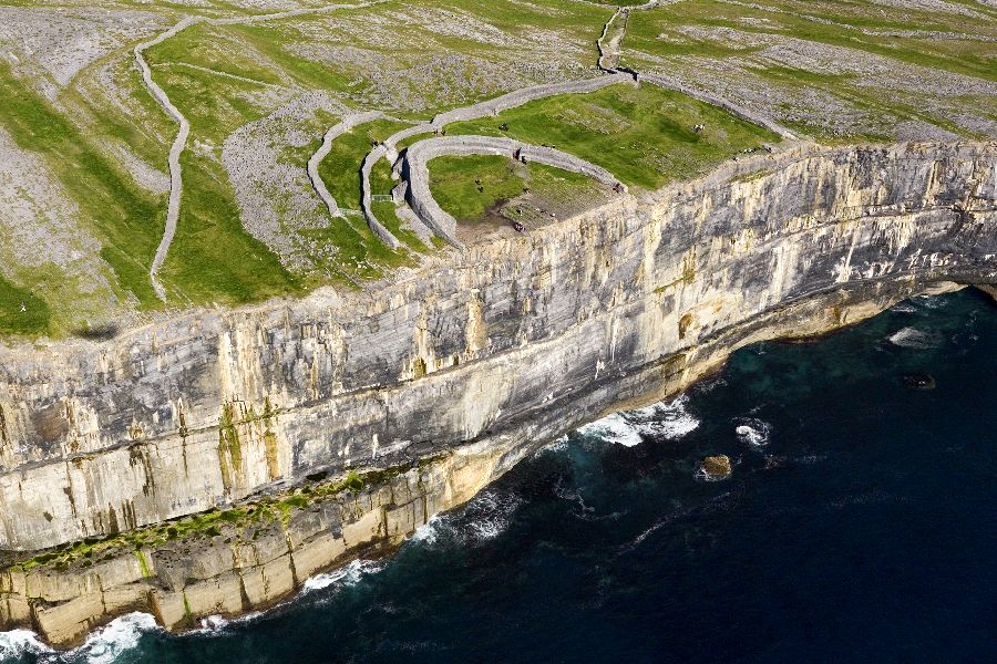 Dun Aengus Ierland rondreis met eigen auto en ferry