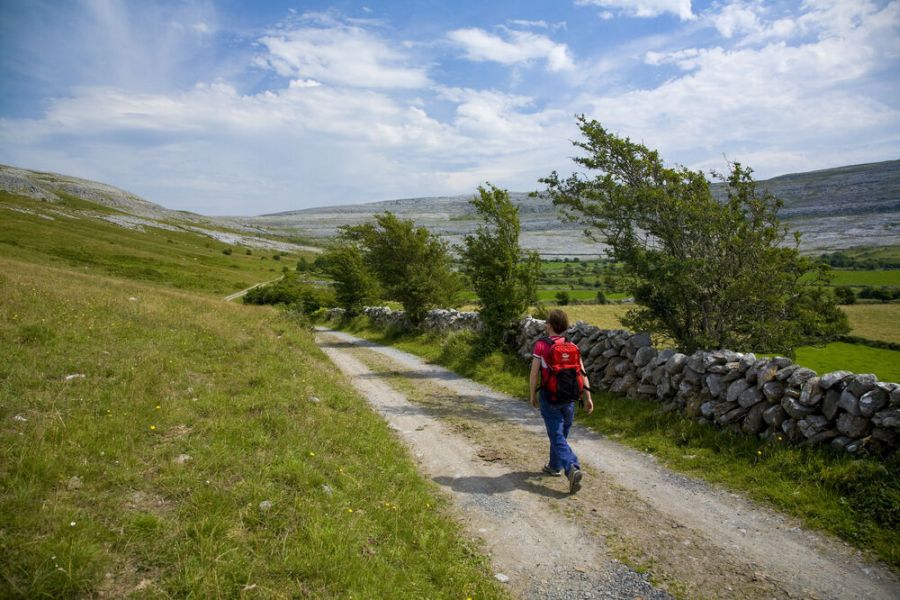 Een wandelaar in The Burren