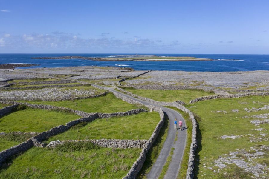 Twee wandelaars bij de Aran Islands