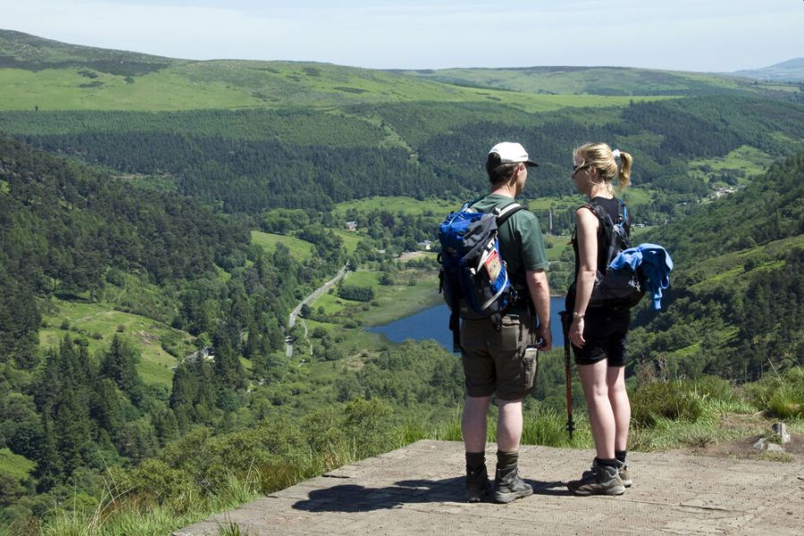 Twee wandelaars uitkijkend over het dal in Wicklow