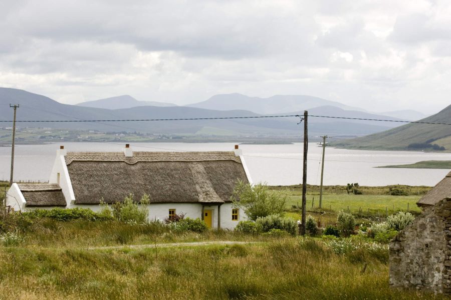 Traditionele cottage, County Mayo, vliegreis Ierse Westkust 