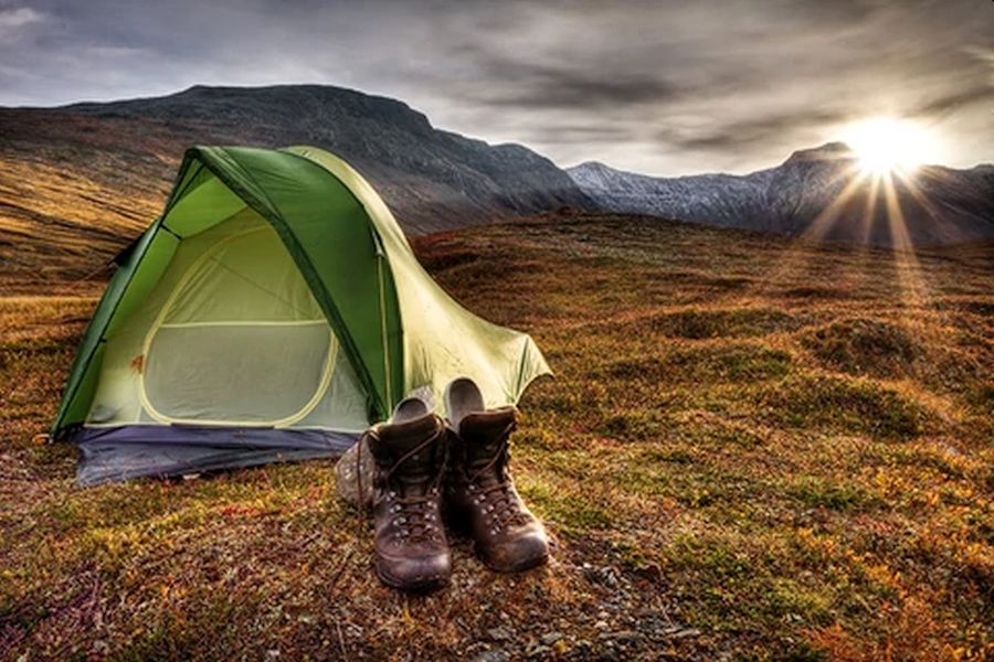 Kampeeruitrusting incl. tent, mat en slaapzakken