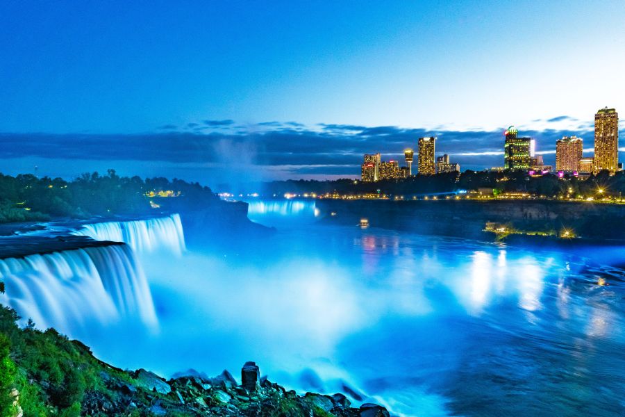 Uitzicht over Niagara Falls met verlichting na zonsondergang in Canada.