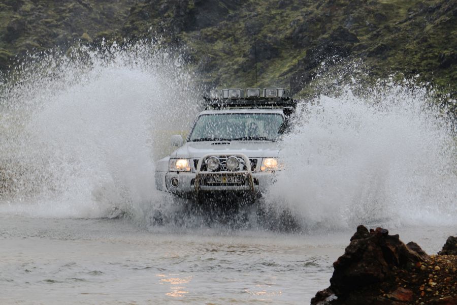 4x4 wagen IJsland in rivier