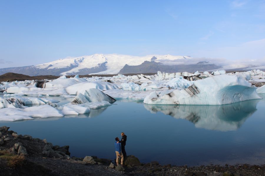 Stel bij het Jokulsarlon ijsbergenmeer in IJsland