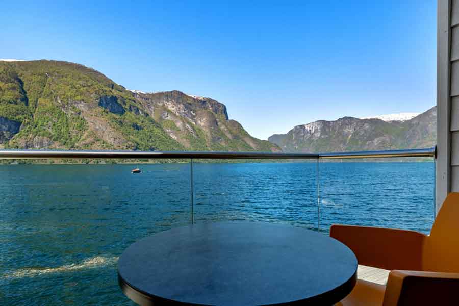 Uitzicht van Wangen apartments over de Aurlandsfjord