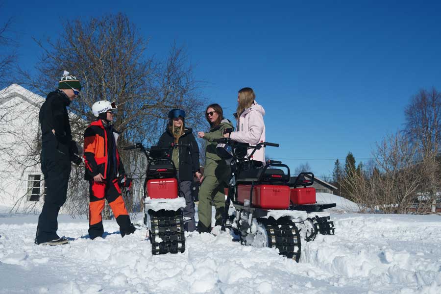 Groepje mensen bij moonbikes in de sneeuw