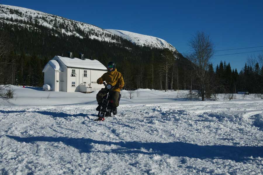 Man rijdt op moonbike door de sneeuw