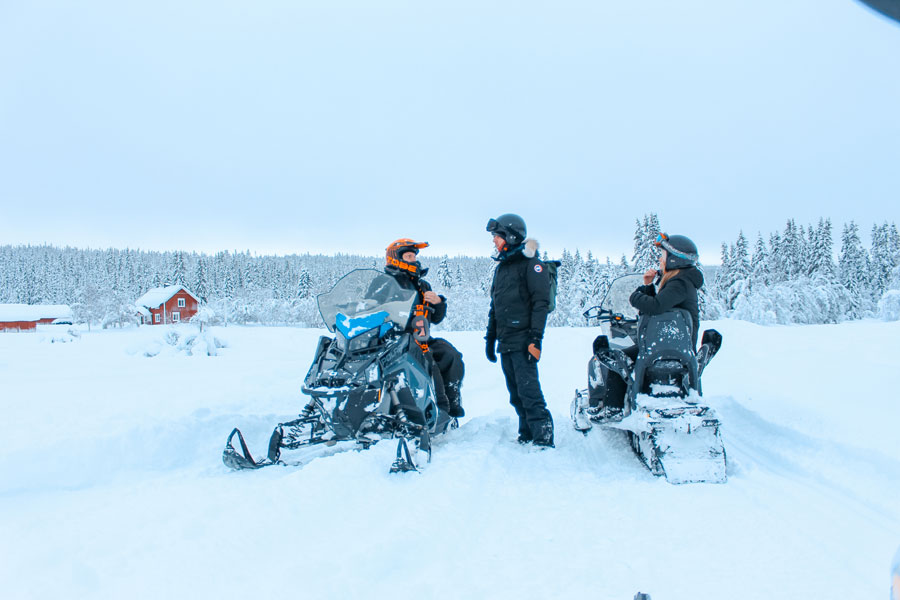 aMensen in de diepe sneeuw bij sneeuwscooters, Villa Fregn