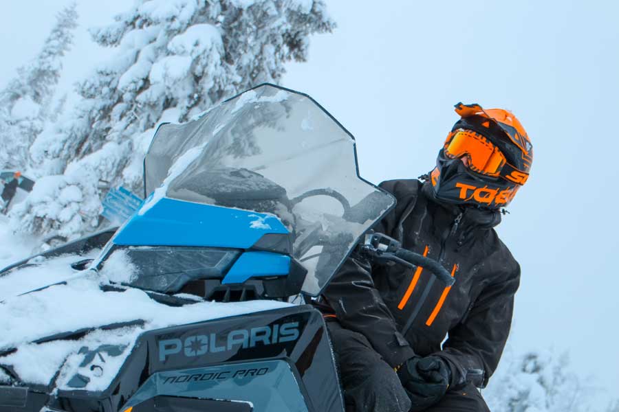 Man zit op zijn sneeuwscooter, Villa Fregn