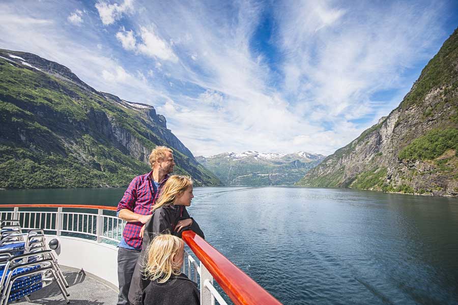 Hurtigruten excursie Hjorundfjord, Geiranger en Alesund met BBI Travel