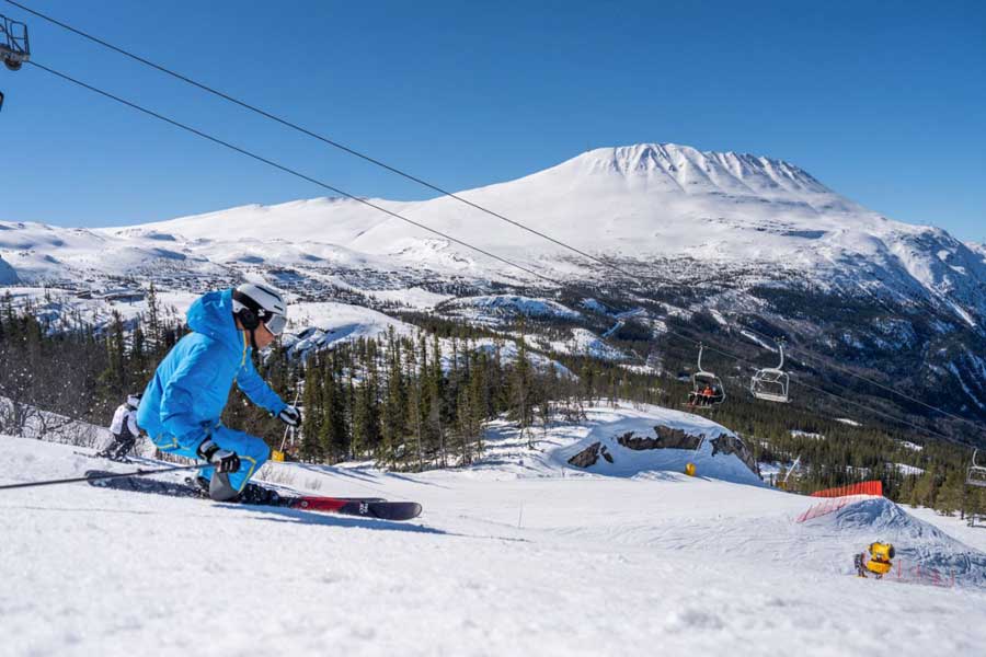 Skiër in het skigebied Gausta met op de achtergrond Gaustatoppen