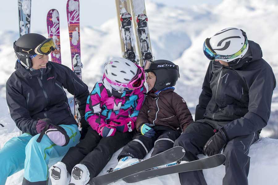 Skiërs op de piste
