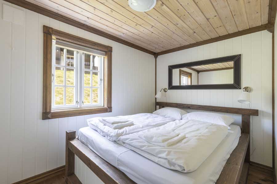 Slaapkamer met een tweepersoonsbed Holtardalen chalets