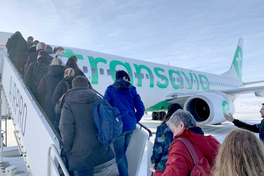 Vertrekkende passagiers stappen een Transavia toestel in 