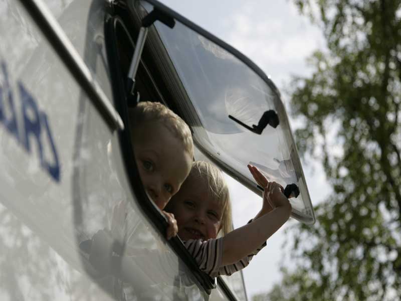 Kinderen hebben het leuk in de camper!