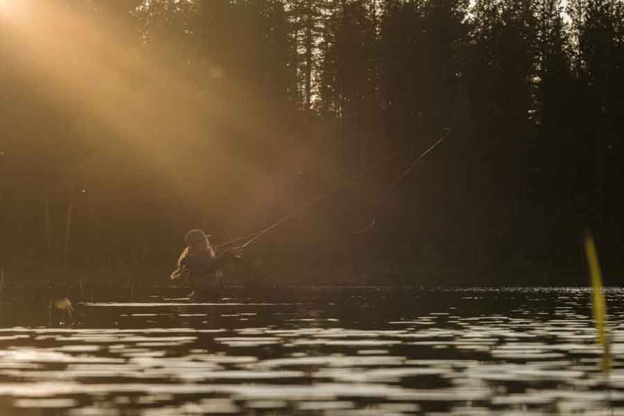 Vissen op een meer in Zweden