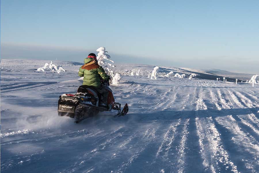 Sneeuwscooter rijden op de bergen in Sälen