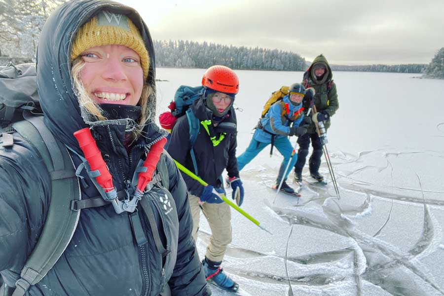 Vrolijke mensen op het ijs in Orsa