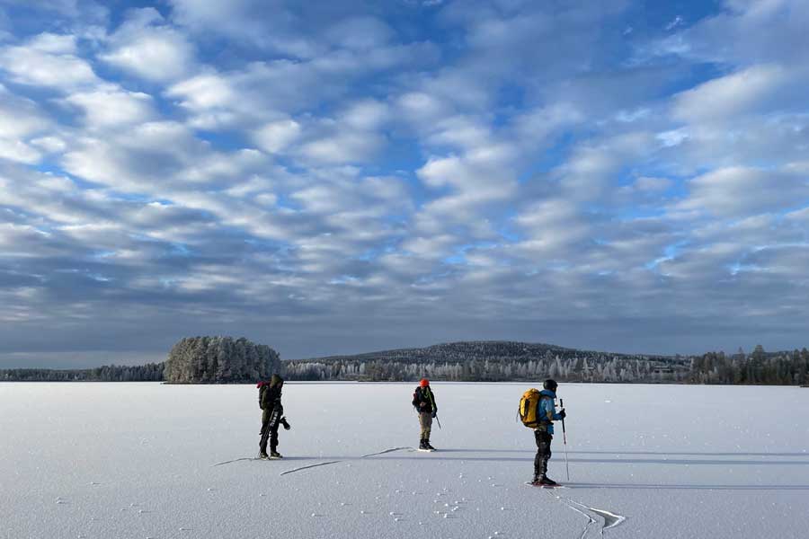 Schaatsers op het ijs in Orsa