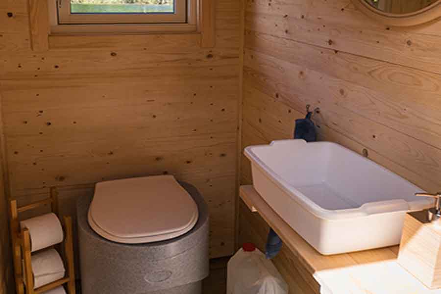 toilet bij floating cabin bij Sommarhagen in Boxholm in Zweden