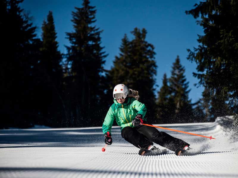 Skiër in volle vaart op de piste in Kläppen
