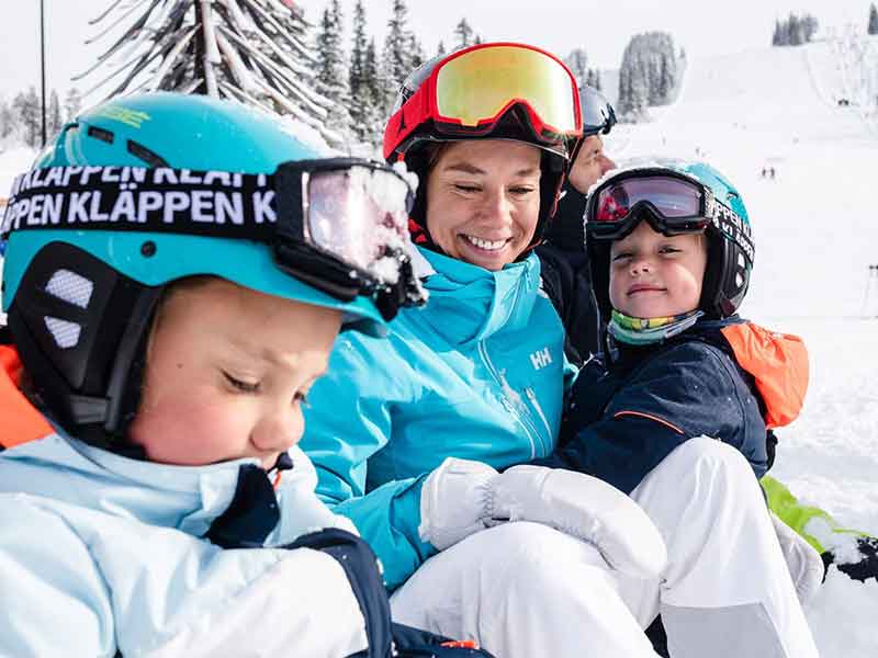 Skiërs rusten uit in de sneeuw in Kläppen