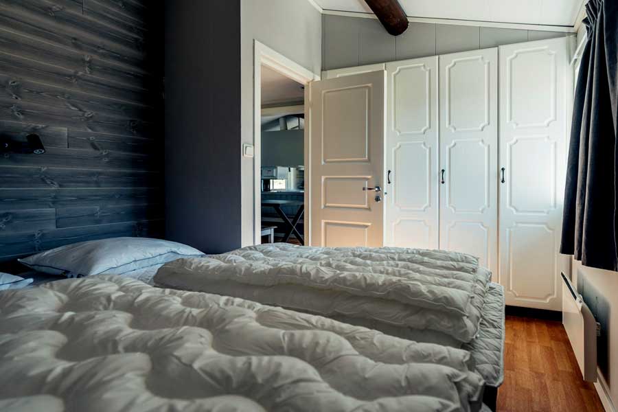 Slaapkamer met tweepersoonsbed in een Gammlebyn chalet