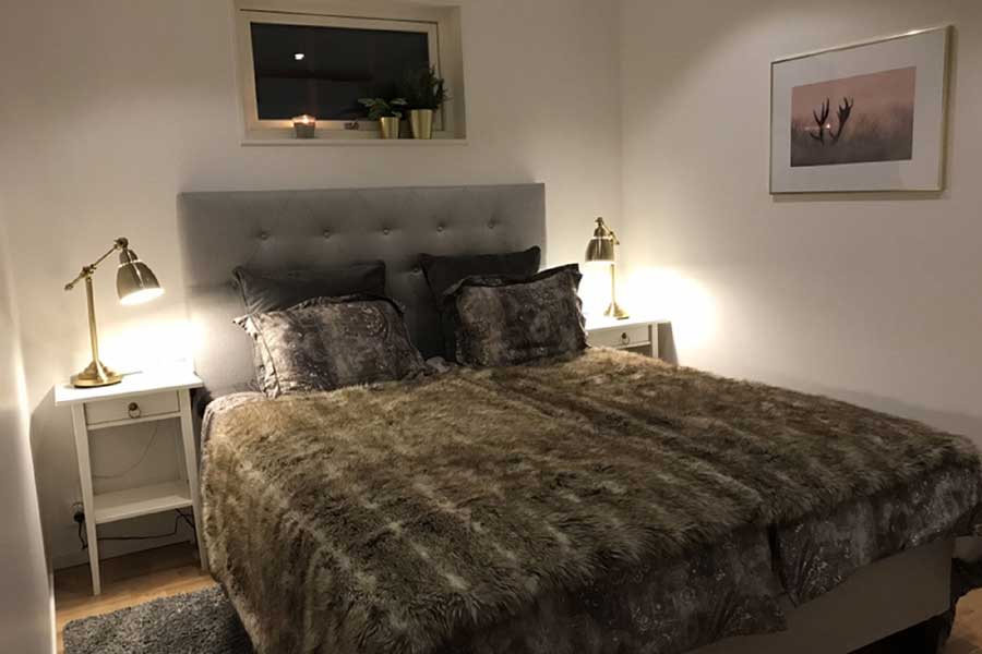 Tweepersoonsbed in de Gullbrändan appartementen van Kläppen, Zweden