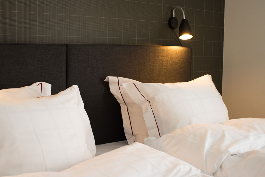 Slaapkamer met een tweepersoonsbed