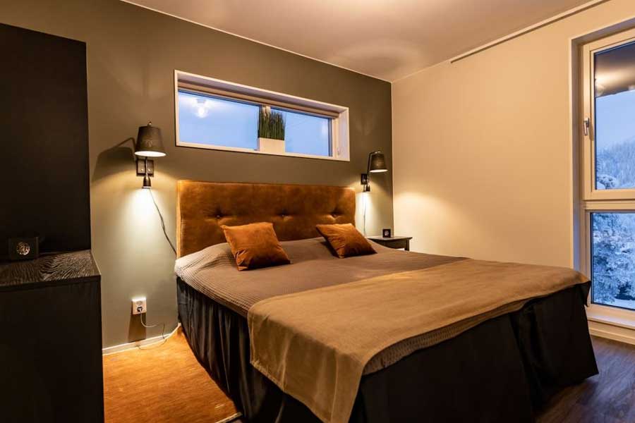 Slaapkamer met tweepersoonsbed in Solbacken Village