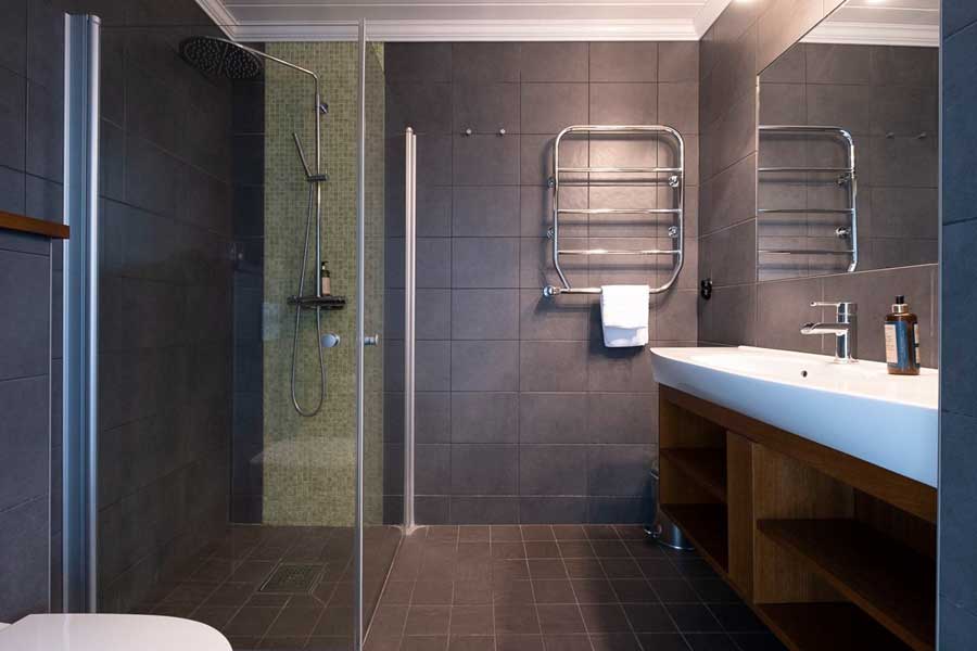 Badkamer van een tweepersoonskamer in Olarsgården Hotel