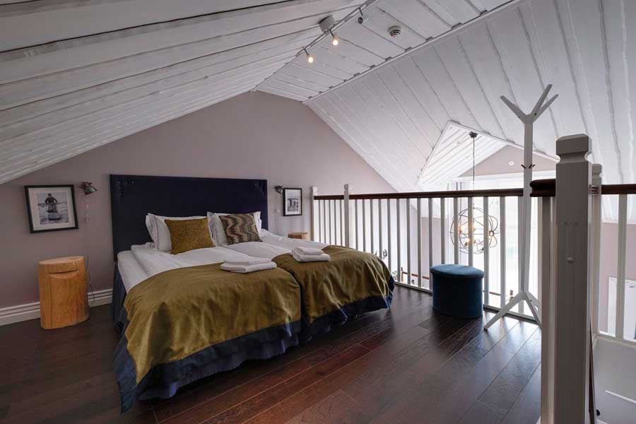 Tweepersoonsbed in de loft van de vierpersoonskamer