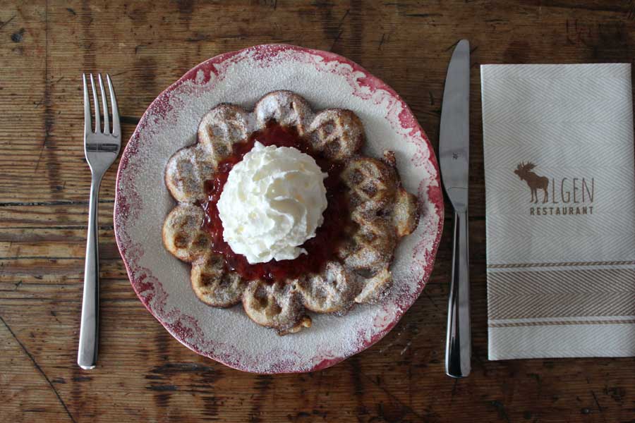 Wafel met jam en slagroom