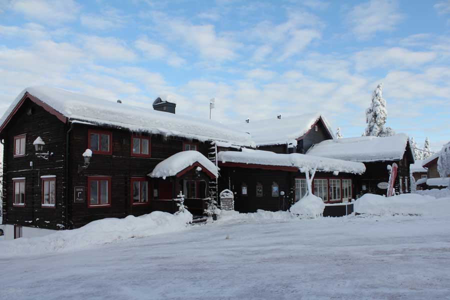 Voorkant van Olarsgården Hotel in de winter