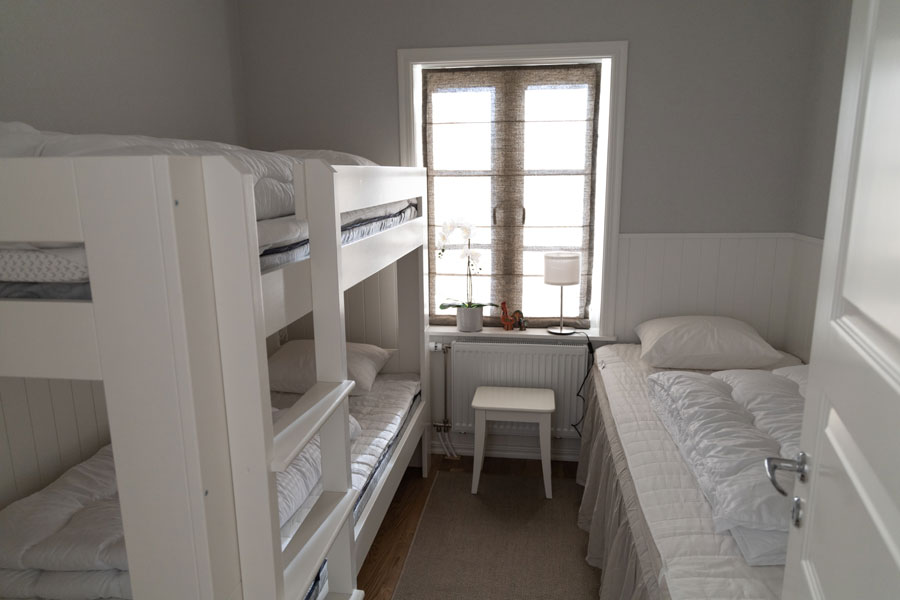 Slaapkamer met stapelbed en los bed